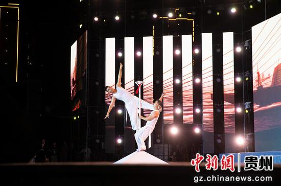 2024年8月1日,贵州省黔西市2024年“好生活•在黔西”避暑旅游季火把节,文艺表演精彩纷呈。 2024年8月1日,贵州省黔西市2024年“好生活•在黔西”避暑旅游季火把节,文艺表演精彩纷呈。