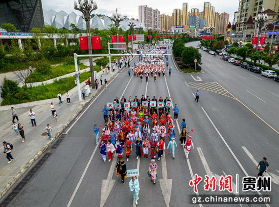 2024年8月1日,贵州省黔西市2024年“好生活•在黔西”避暑旅游季火把节,当地开展火把传递大巡游活动(无人机照片)。 2024年8月1日,贵州省黔西市2024年“好生活•在黔西”避暑旅游季火把节,当地开展火把传递大巡游活动(无人机照片)。