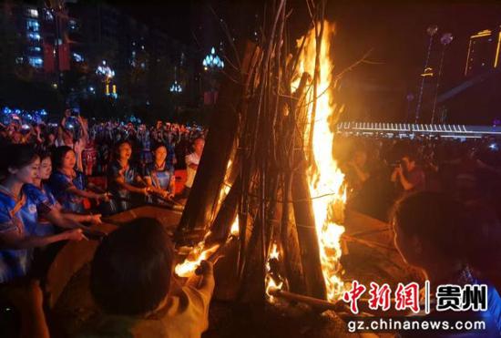 点燃篝火。 张红艳摄 点燃篝火。 张红艳摄