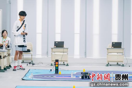 赫章县参赛选手参加“走向未来”人工智能自动驾驶创新挑战赛。高杰 摄 赫章县参赛选手参加“走向未来”人工智能自动驾驶创新挑战赛。高杰 摄