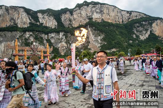 2024年8月1日,贵州省黔西市2024年“好生活•在黔西”避暑旅游季火把节,从百里杜鹃管理区传递而来的“兴旺之火”抵达黔西市新仁乡化屋村,化屋村火把传递手点燃“兴旺之火”。 2024年8月1日,贵州省黔西市2024年“好生活•在黔西”避暑旅游季火把节,从百里杜鹃管理区传递而来的“兴旺之火”抵达黔西市新仁乡化屋村,化屋村火把传递手点燃“兴旺之火”。