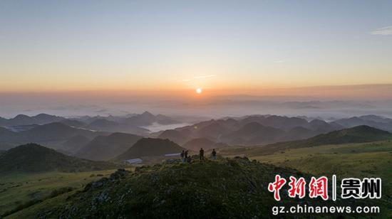 威宁百草坪日出美如画