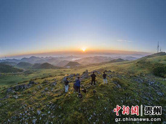 威宁百草坪日出美如画