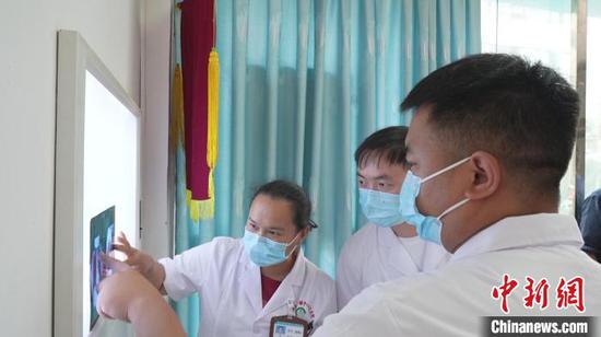 图为刘方文(右一)与同事进行病例讨论。曾浩洋 摄 图为刘方文(右一)与同事进行病例讨论。曾浩洋 摄