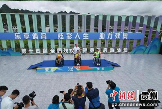 图为马拉松健康跑颁奖现场。江禾 摄 图为马拉松健康跑颁奖现场。江禾 摄