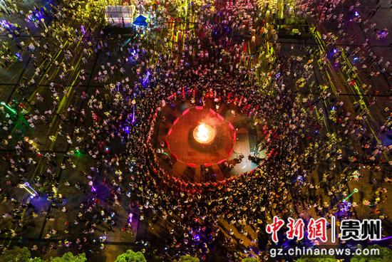 2024年8月1日,贵州省黔西市2024年“好生活•在黔西”避暑旅游季火把节现场(无人机照片)。 2024年8月1日,贵州省黔西市2024年“好生活•在黔西”避暑旅游季火把节现场(无人机照片)。