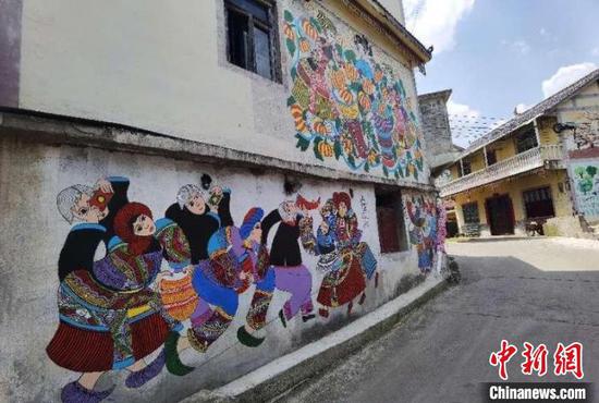 图为陡箐村猴儿关苗族村寨里的农民画壁画。张红艳 摄