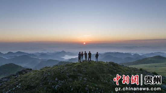 威宁百草坪日出美如画