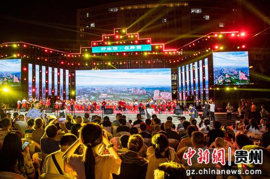 2024年8月1日,贵州省黔西市2024年“好生活•在黔西”避暑旅游季火把节,文艺表演精彩纷呈。 2024年8月1日,贵州省黔西市2024年“好生活•在黔西”避暑旅游季火把节,文艺表演精彩纷呈。