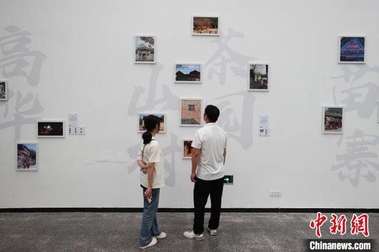 观众参观“幸福的样子——乡村影像志”。中新网记者瞿宏伦摄 观众参观“幸福的样子——乡村影像志”。中新网记者瞿宏伦摄