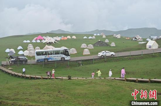 8月3日，贵州省六盘水市的乌蒙大草原景区吸引游客前来避暑游玩。乌蒙大草原景区是中国西南地区海拔最高、面积最大的高原草场之一，最高海拔为2857米，年平均气温为11.1℃，是夏日避暑的好去处。中新社记者 陈楚红 摄