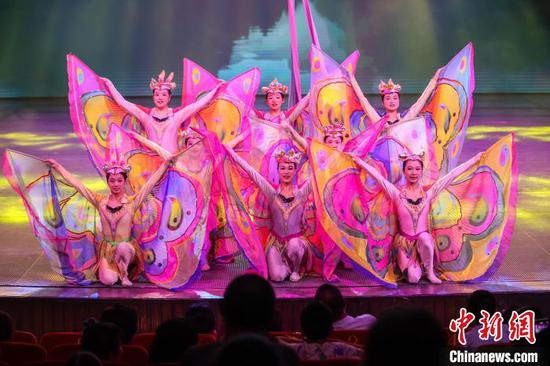8月3日晚,由遵义市演艺集团排演的大型杂技秀《绮境》在贵州省遵义市汇川演艺中心精彩上演。《绮境》用新的表现手法,并结合现代舞台科技,将杂技融入竹海、傩戏、瀑布等多个富有地域特色的场景中,分为《新生》《游灵山秀水》《赏民族风情》《叹盛世繁华》《起舞》五个部分。图为尾声《起舞》。中新社记者 瞿宏伦 摄 8月3日晚,由遵义市演艺集团排演的大型杂技秀《绮境》在贵州省遵义市汇川演艺中心精彩上演。《绮境》用新的表现手法,并结合现代舞台科技,将杂技融入竹海、傩戏、瀑布等多个富有地域特色的场景中,分为《新生》《游灵山秀水》《赏民族风情》《叹盛世繁华》《起舞》五个部分。图为尾声《起舞》。中新社记者 瞿宏伦 摄