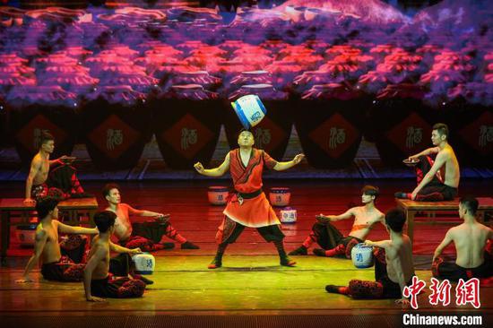 8月3日晚,由遵义市演艺集团排演的大型杂技秀《绮境》在贵州省遵义市汇川演艺中心精彩上演。《绮境》用新的表现手法,并结合现代舞台科技,将杂技融入竹海、傩戏、瀑布等多个富有地域特色的场景中,分为《新生》《游灵山秀水》《赏民族风情》《叹盛世繁华》《起舞》五个部分。图为第一幕《游灵山秀水》中的《临河佳酿》。中新社记者 瞿宏伦 摄 8月3日晚,由遵义市演艺集团排演的大型杂技秀《绮境》在贵州省遵义市汇川演艺中心精彩上演。《绮境》用新的表现手法,并结合现代舞台科技,将杂技融入竹海、傩戏、瀑布等多个富有地域特色的场景中,分为《新生》《游灵山秀水》《赏民族风情》《叹盛世繁华》《起舞》五个部分。图为第一幕《游灵山秀水》中的《临河佳酿》。中新社记者 瞿宏伦 摄