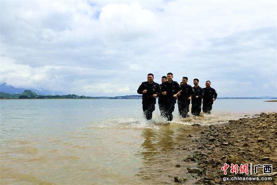 图为反恐队员进行极限体能训练。甘勇 摄