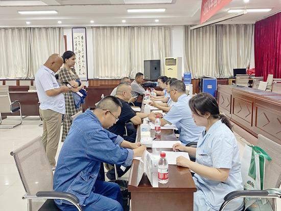 7月23日,在国网库车市供电公司坐诊。段雅文 摄 7月23日,在国网库车市供电公司坐诊。段雅文 摄