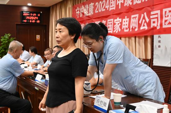7月27日,在国网吐鲁番供电公司坐诊。徐自鹏 摄 7月27日,在国网吐鲁番供电公司坐诊。徐自鹏 摄