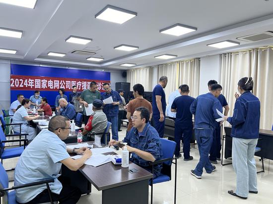 7月26日,在哈密—郑州±800千伏天山换流站坐诊。刘畅 摄 7月26日,在哈密—郑州±800千伏天山换流站坐诊。刘畅 摄