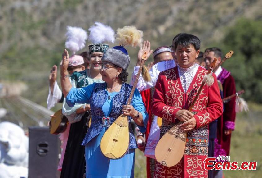 Artists perform Aken Songs at a park in Urumqi, northwest China's Xinjiang Uyghur Autonomous Region, Aug. 3, 2024. (Photo: China News Service/Liu Xin)