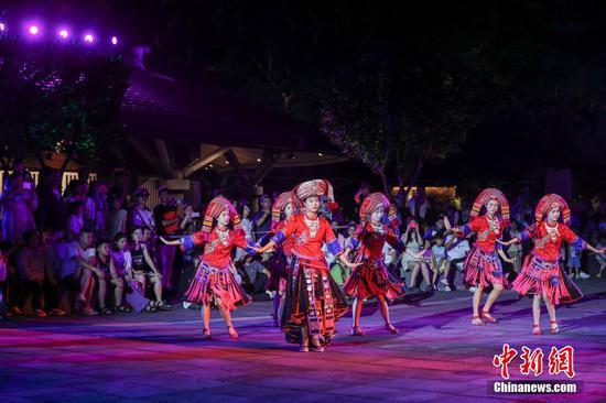 图为第一幕“入境·拦门秀”节目演绎。 图为第一幕“入境·拦门秀”节目演绎。