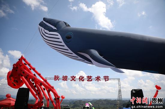 航拍长顺县第三届乡村戏剧节系列活动暨第二届“秋坡”文化艺术节现场。