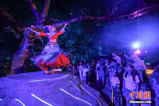 图为第二幕“幻境·云端织梦”节目演绎。 图为第二幕“幻境·云端织梦”节目演绎。