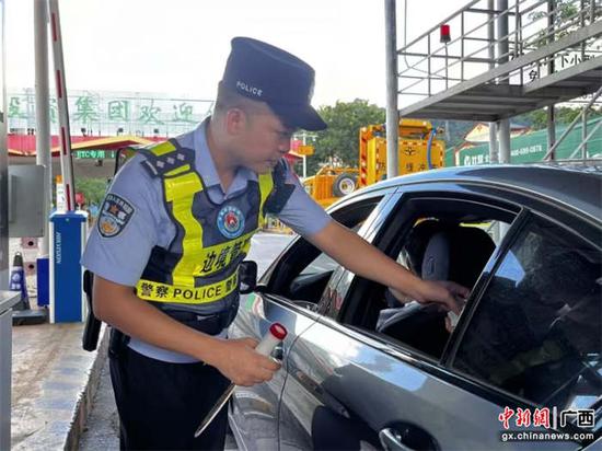 守护南疆的移民管理警察：时刻牢记“人民警察为人民”