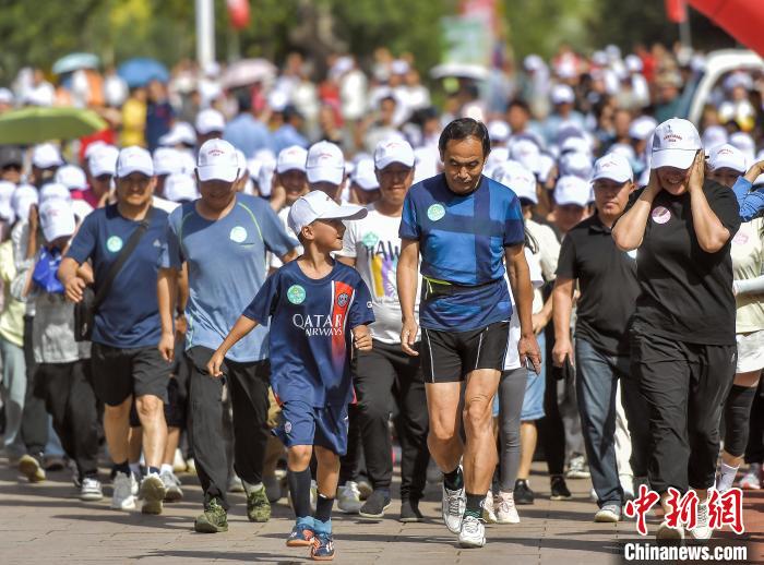 8月8日，“全民健身與奧運(yùn)同行”2024年全民健身日主題活動(dòng)全國(guó)主會(huì)場(chǎng)（新疆·烏魯木齊）啟動(dòng)儀式在烏魯木齊市天山體育公園舉行，該市500余名全民健身項(xiàng)目愛(ài)好者，參與了健身項(xiàng)目展演、展示，并參加全民健身健步走、籃球賽等賽事。圖為市民參加6公里健身健步走項(xiàng)目比賽。中新社記者 劉新 攝