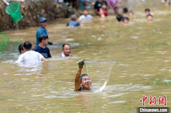 人们在闹鱼活动中戏水抓鱼。吴德军 摄