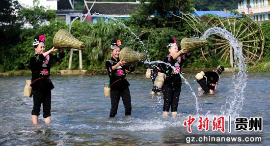 苗族姑娘们欢快地倒鱼(张奎摄)