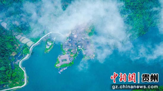 云雾缭绕的排生苗寨(张奎 摄) 云雾缭绕的排生苗寨(张奎 摄)