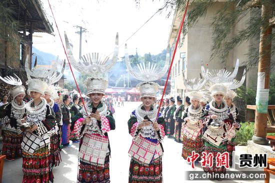 台江县南宫镇交密村“倒鱼节”拦门酒仪式(张奎摄)
