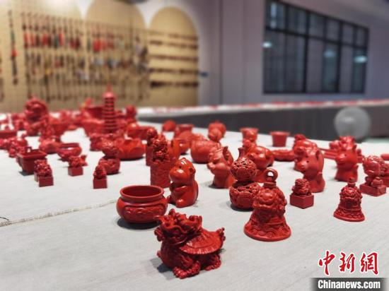 图为万山区朱砂工艺品产业园里展示的朱砂摆件。周燕玲 摄