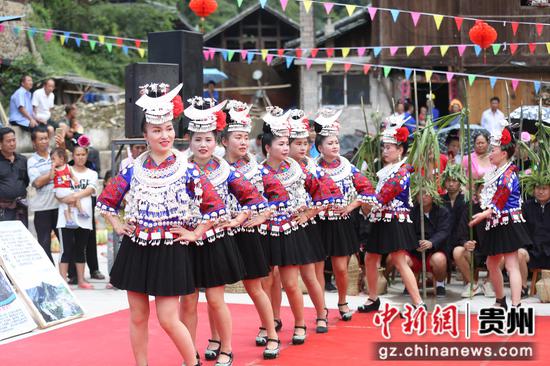 苗族姑娘们欢快的跳舞(张奎摄)