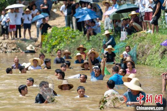 图为人们在闹鱼活动中戏水抓鱼。吴德军 摄