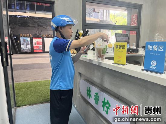 外卖小哥陈明强开始取餐送餐工作 外卖小哥陈明强开始取餐送餐工作