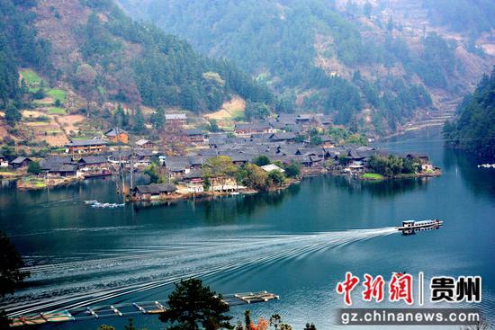 船子在湖面上行驶。张奎 摄 船子在湖面上行驶。张奎 摄
