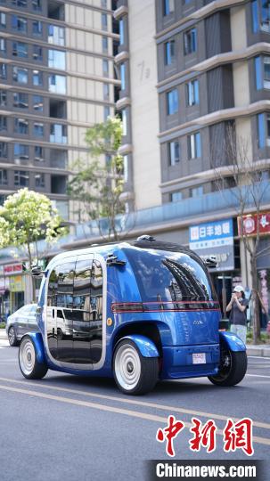 资料图：获批贵阳首张载人自动驾驶测试牌照无人驾驶小巴在特定路段内试运行。研发企业供图