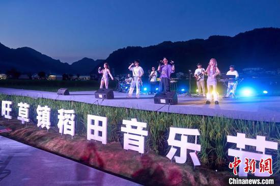 8月8日晚,以“青春遇见贵州·听得见的稻田”为主题的贵州省遵义市绥阳县旺草镇“2024年稻田音乐节”举行,听音乐、赏万亩稻田、逛稻乐集市、打卡网红体验点……内容丰富、形式多样的“稻田+”消费场景系列互动活动,为观众带来了一场绚丽多姿的稻田音乐盛宴。图为稻田音乐节现场。 李前勇 摄 8月8日晚,以“青春遇见贵州·听得见的稻田”为主题的贵州省遵义市绥阳县旺草镇“2024年稻田音乐节”举行,听音乐、赏万亩稻田、逛稻乐集市、打卡网红体验点……内容丰富、形式多样的“稻田+”消费场景系列互动活动,为观众带来了一场绚丽多姿的稻田音乐盛宴。图为稻田音乐节现场。 李前勇 摄