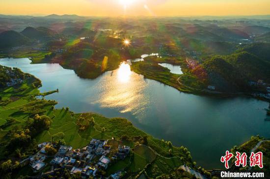 航拍黔西市绿化白族彝族乡大海子村，山清水秀景色宜人。史开心 摄