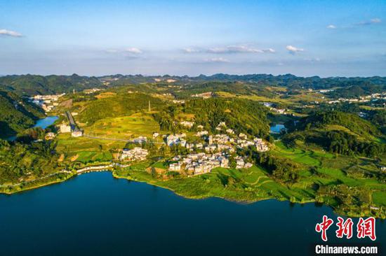 航拍黔西市绿化白族彝族乡大海子村，山清水秀景色宜人。史开心 摄