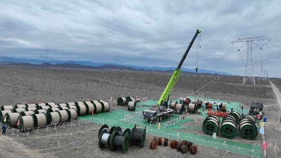 8月8日，哈密—重慶±800千伏特高壓直流輸電線路工程（新疆段）開展首場導線展放作業(yè)。馬元 攝