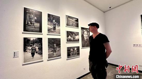8月8日,杰森在大展现场观展。赵艺壹 摄