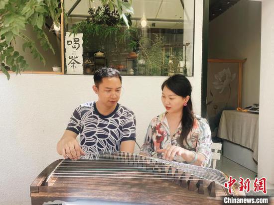 8月,蔡芳咏和彭士泳在弹奏古筝。赵园 摄 8月,蔡芳咏和彭士泳在弹奏古筝。赵园 摄