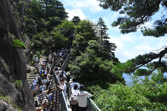 7月31日，在安徽省黄山风景区，游客们登山游览，感受夏日黄山魅力。
中新社
记者 韩苏原 摄