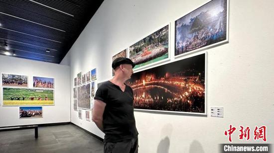 8月8日,杰森在大展现场观展。赵艺壹 摄