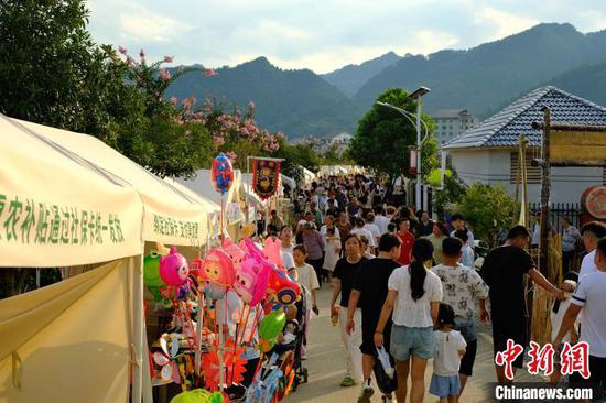8月8日晚,稻田音乐节现场人流如织。 李珊珊 摄 8月8日晚,稻田音乐节现场人流如织。 李珊珊 摄