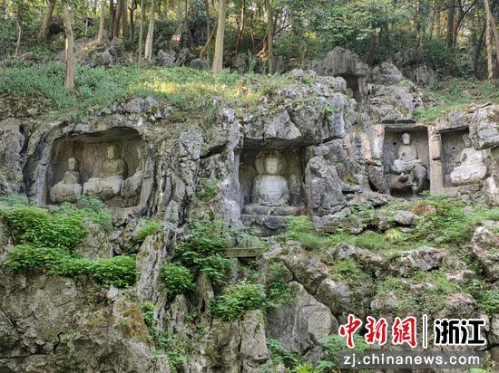 飞来峰造像一角 作者供图