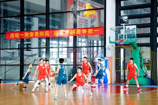 6.图说：驻邕住房城乡建设系统2024年“中建四局精诚杯”第七届职工篮球比赛现场，曾江文摄