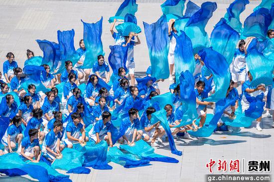 8月12日,在贵州省毕节市七星关区三板桥奥体中心拍摄的运动会开幕式现场。 8月12日,在贵州省毕节市七星关区三板桥奥体中心拍摄的运动会开幕式现场。