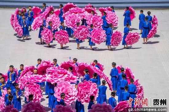 8月12日,在贵州省毕节市七星关区三板桥奥体中心拍摄的运动会开幕式现场。 8月12日,在贵州省毕节市七星关区三板桥奥体中心拍摄的运动会开幕式现场。